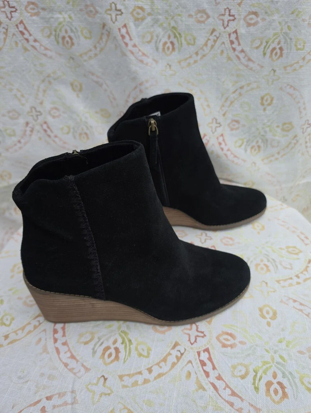 TOMS Women’s 10 Black Suede Leather Wedge Ankle Boots Side Zip Booties